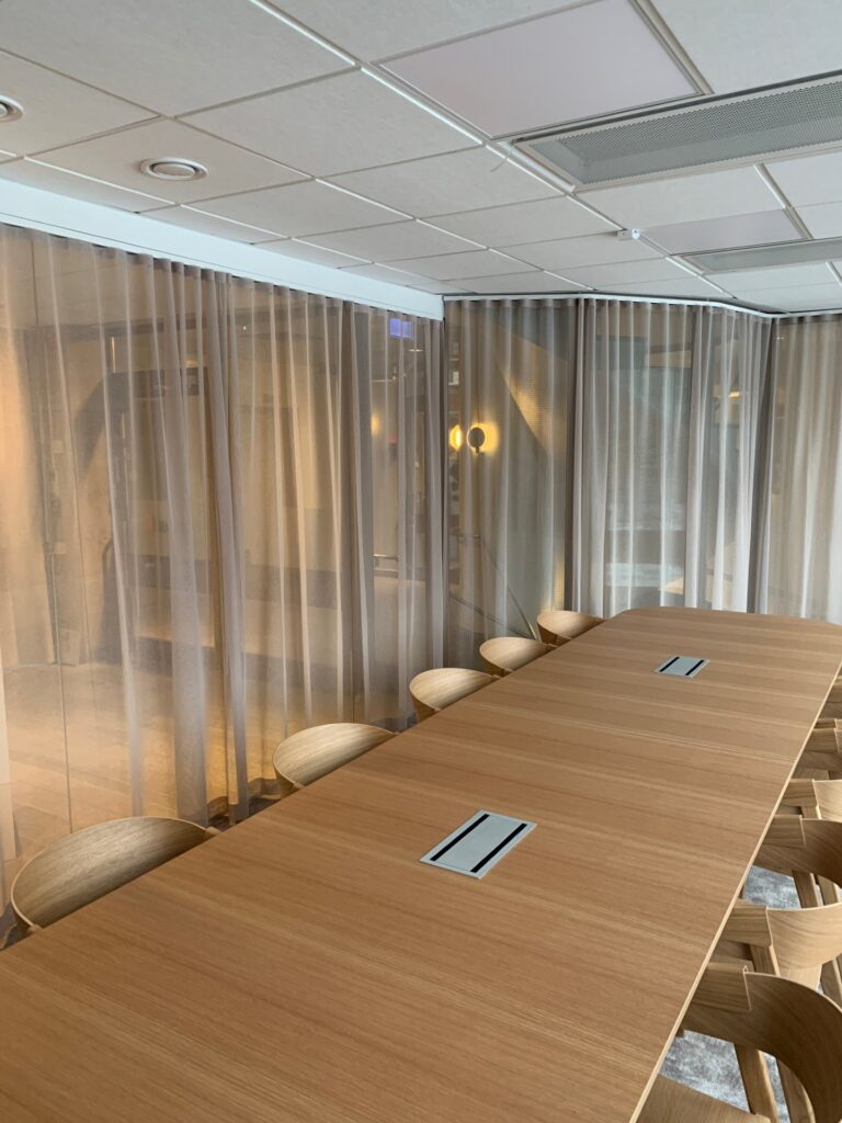 Behaglig inomhusmiljö via gardiner på ett kontor